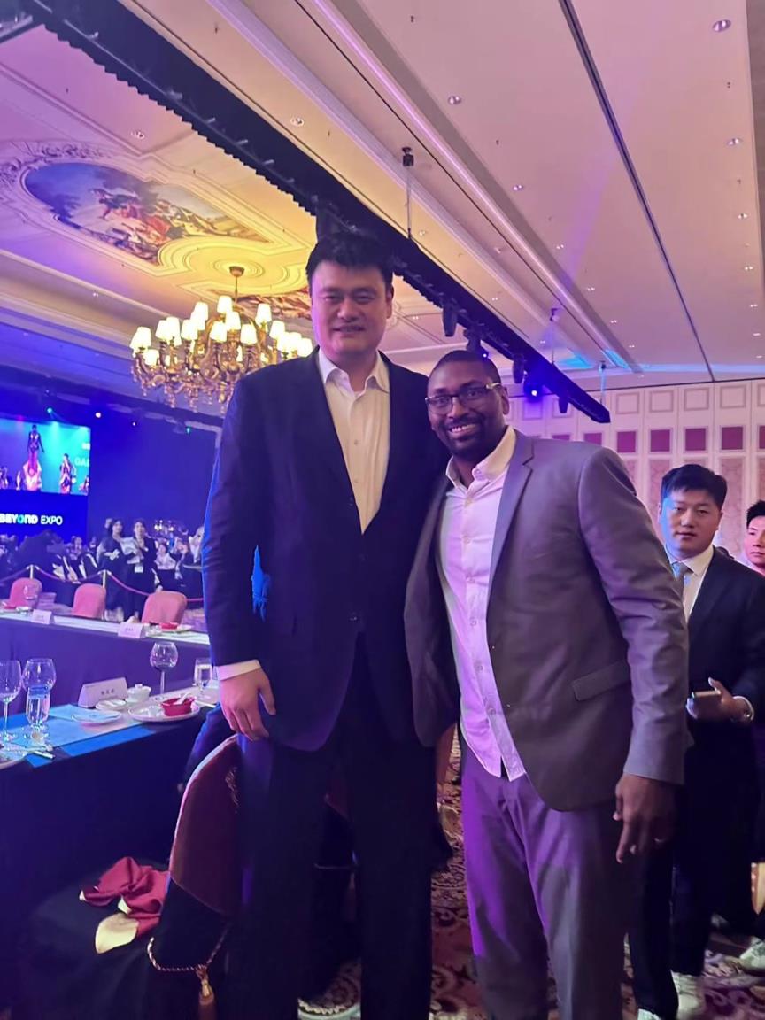 阿泰斯特曬與姚明合照：這是我最喜歡的隊(duì)友 姚??！