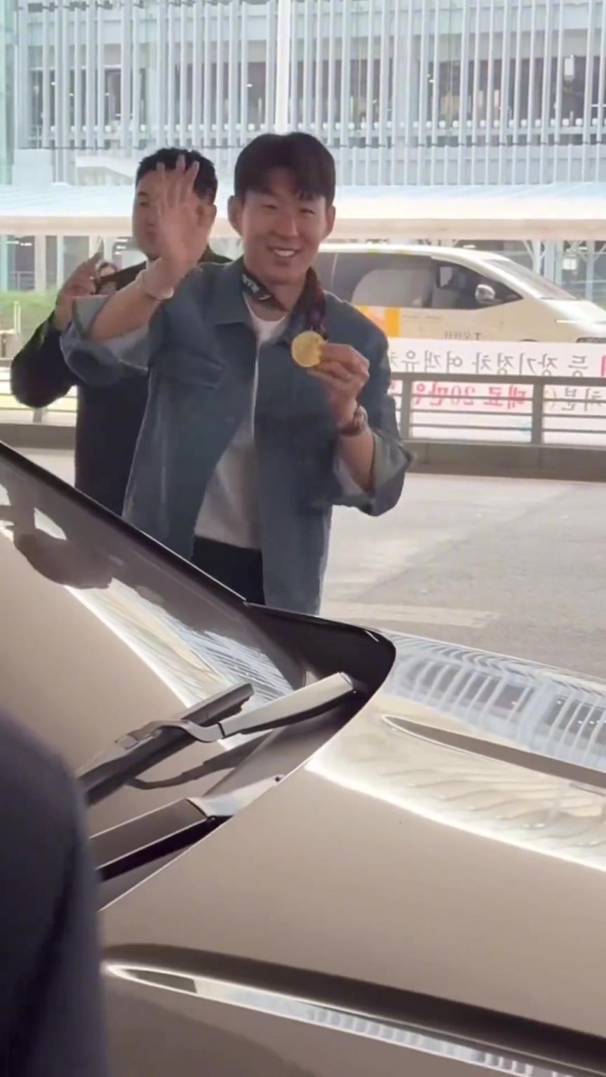 衣錦還鄉(xiāng)！孫興慜返回韓國(guó)，眾多女球迷讓其把歐聯(lián)獎(jiǎng)牌戴上