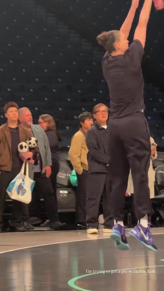 71歲成龍現(xiàn)身巴克萊中心看女籃比賽：她們投籃怎么那么準！??！