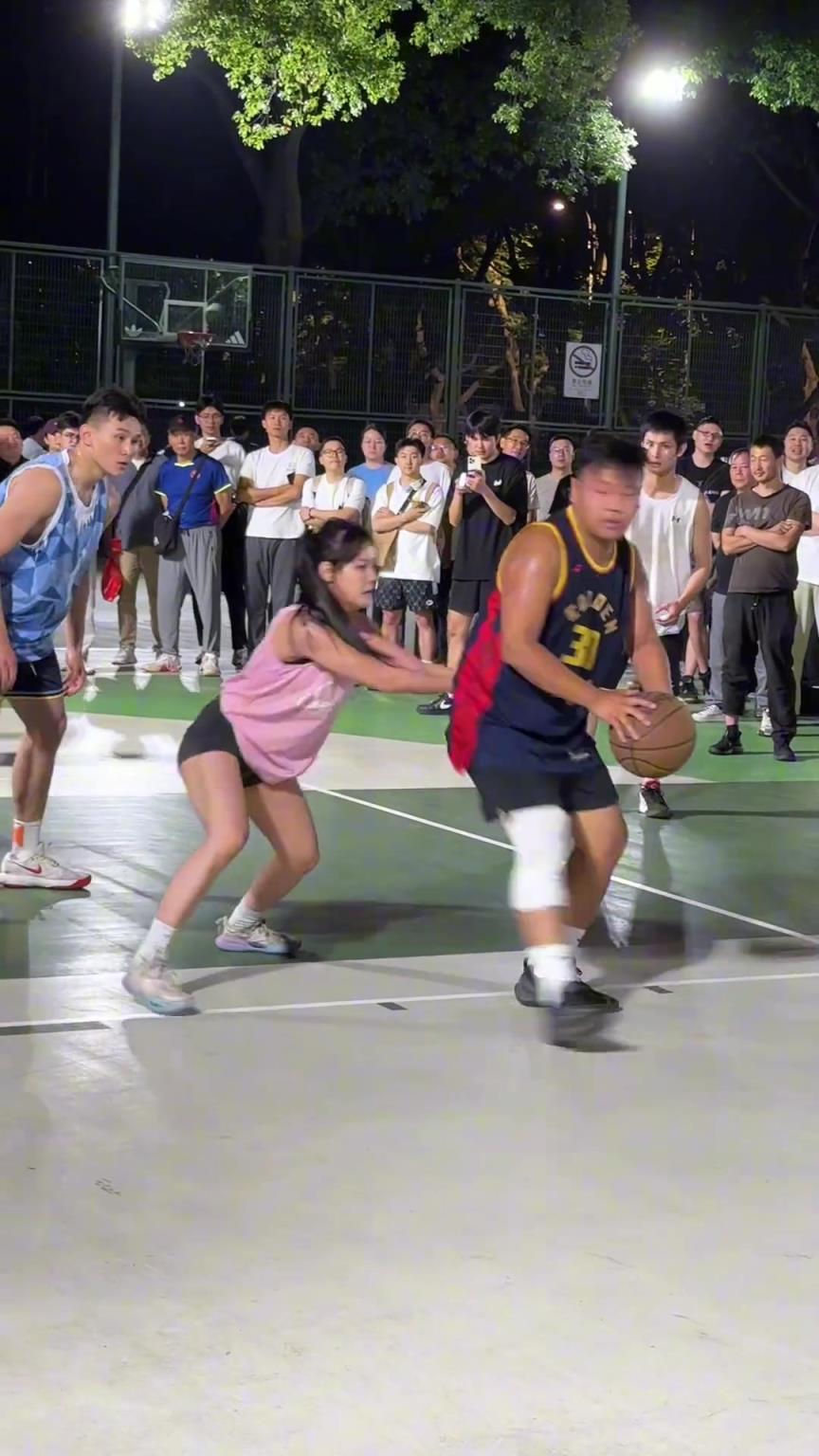 這哥們看見防自己的是女生，一個勁背打，球也不傳了